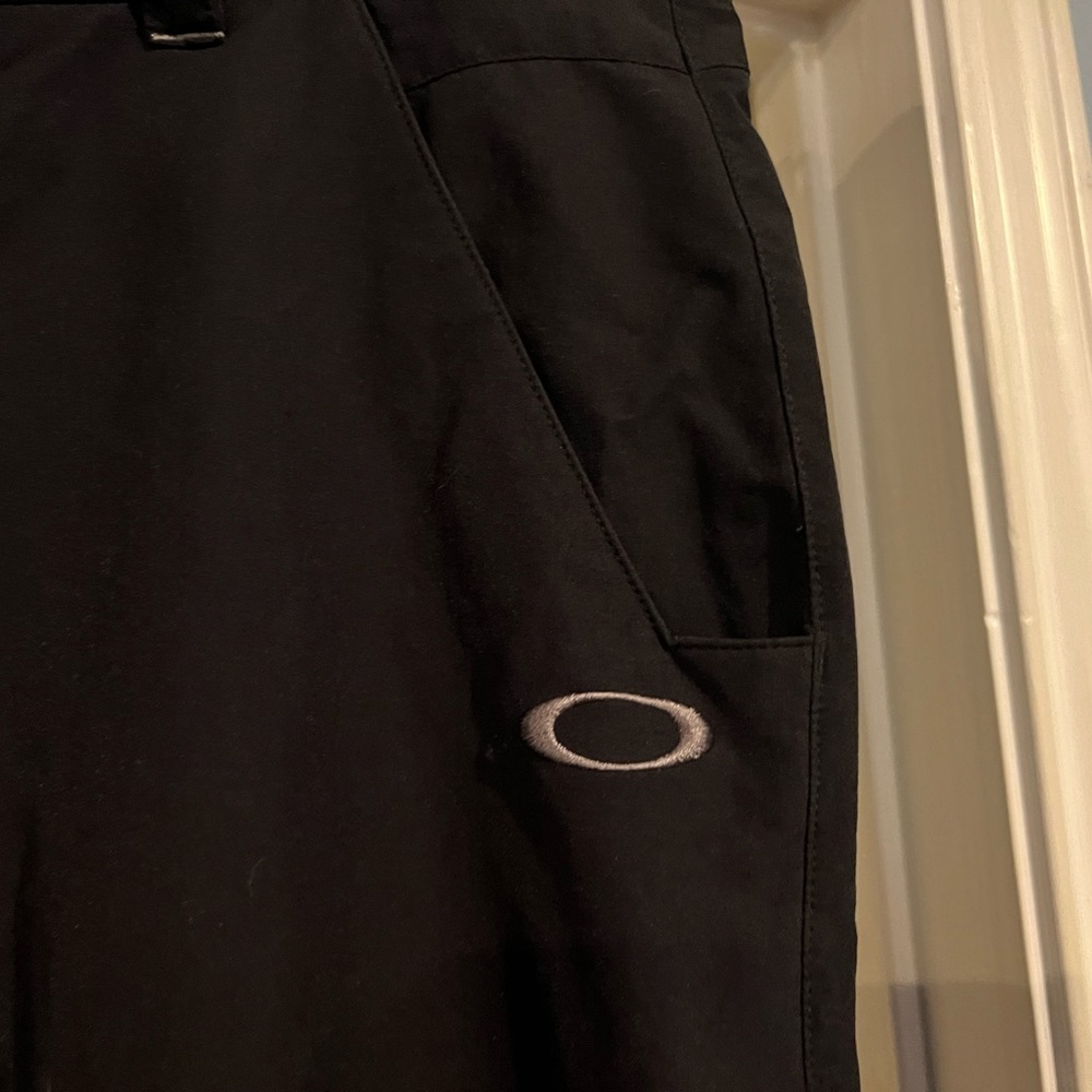 Beautiful pair of Oakley golf pants. - Picture 2 of 4